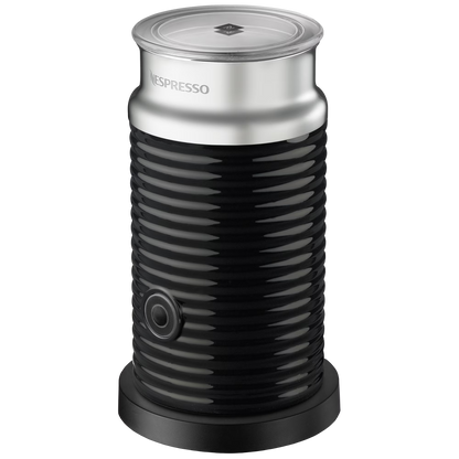 Espumador de leche Nespresso Aeroccino 3 negro con cuerpo acanalado y tapa plateada transparente.