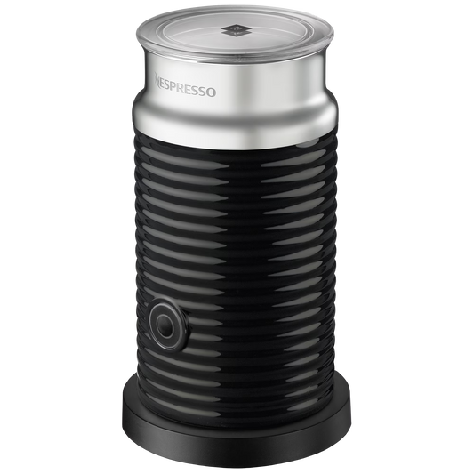 Espumador de leche Nespresso Aeroccino 3 negro con cuerpo acanalado y tapa plateada transparente.