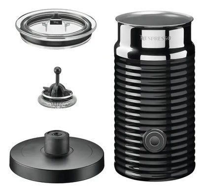Espumador de leche Nespresso Aeroccino 3 negro con base y accesorios desmontados.