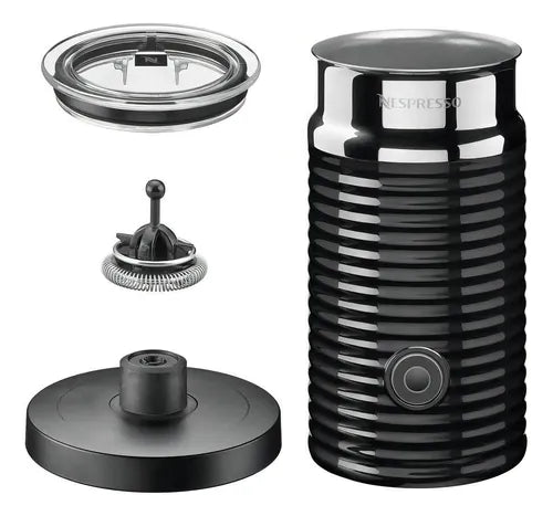 Espumador de leche Nespresso Aeroccino 3 negro con base y accesorios desmontados.