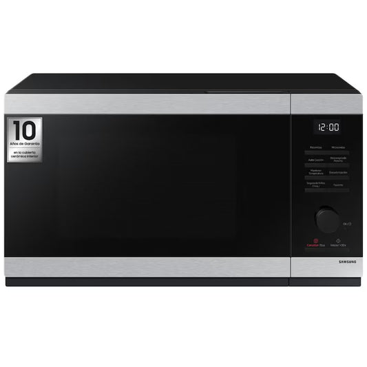 Microondas Samsung negro y plateado con puerta de vidrio y panel digital con control giratorio.