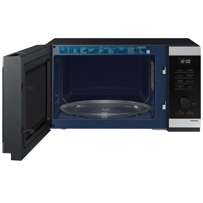 Microondas Samsung 1.1 pies³ con puerta abierta, interior azul y plato giratorio transparente.