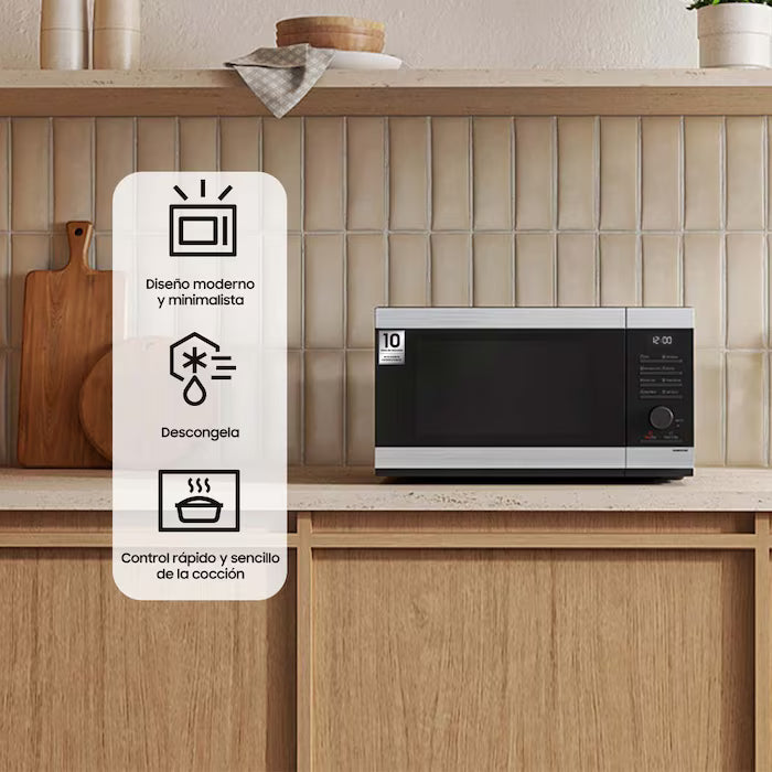 Microondas Samsung blanco y negro con diseño moderno y minimalista, panel táctil y puerta de vidrio negro.