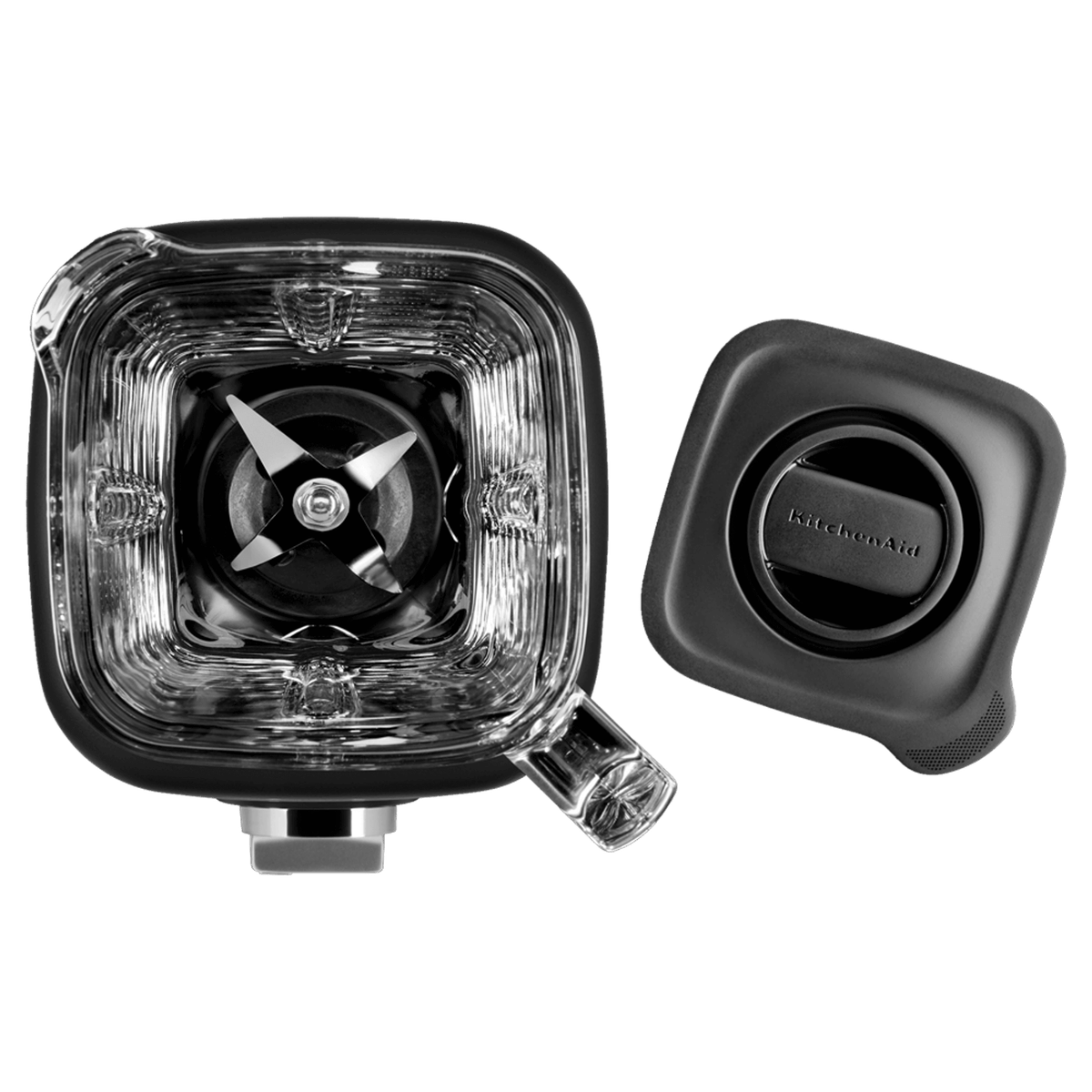Licuadora KitchenAid vaso cuadrado de vidrio transparente con tapa negra mate y cuchillas interiores de acero inoxidable.