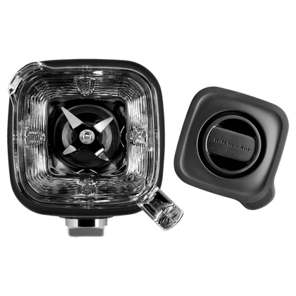 Licuadora KitchenAid vaso cuadrado de vidrio transparente con tapa negra mate y cuchillas interiores de acero inoxidable.