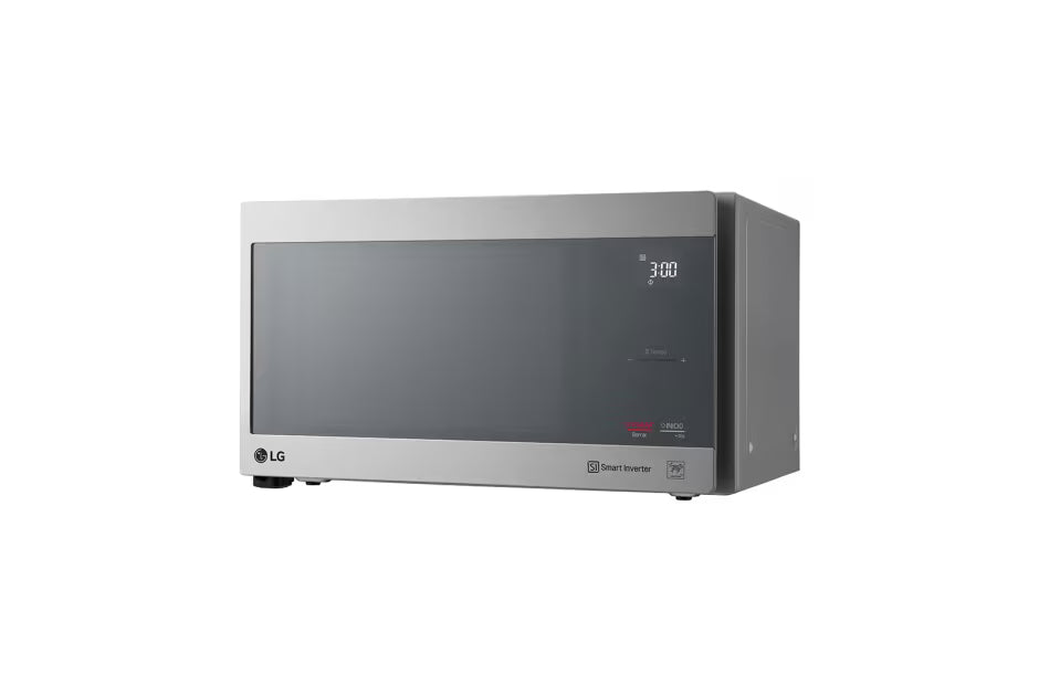 Horno microondas LG 1.5 pies acero inoxidable con panel digital y diseño compacto.