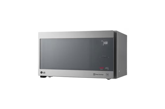 Horno microondas LG 1.5 pies acero inoxidable con panel digital y diseño compacto.