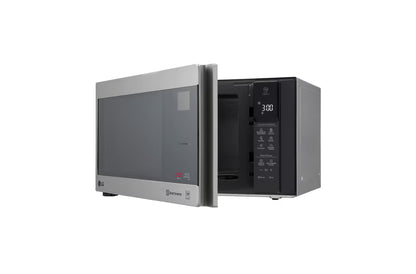 Horno microondas LG inverter acero inoxidable 1.5 pies con puerta abierta y panel digital negro.
