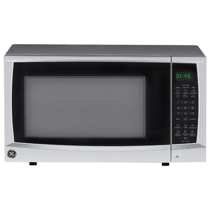Horno microondas compacto GE blanco con panel digital y puerta vidrio negro.