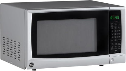 Horno microondas compacto GE 0.7 pies cúbicos en acero inoxidable con panel digital y puerta negra.