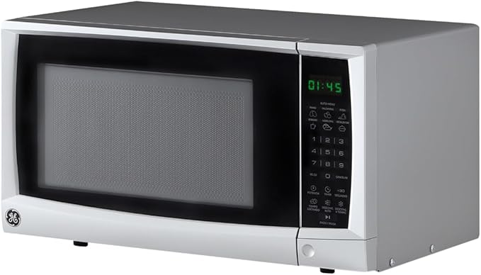 Microondas GE compacto color plateado con panel digital y puerta de vidrio negro.