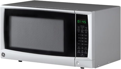 Microondas GE compacto color plateado con panel digital y puerta de vidrio negro.