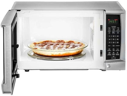 Microondas GE compacto color blanco con puerta abierta y pizza adentro, panel digital negro a la derecha.