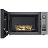 Horno de microondas Panasonic Inverter 2.2 pies plata con puerta abierta y plato giratorio con pastel dentro.
