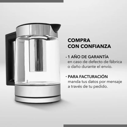 Tetera digital RCA de vidrio con infusor metálico y base plateada con asa negra.